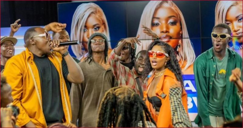 Willis Raburu with artistes in the Wabebe Experience show at TV47.